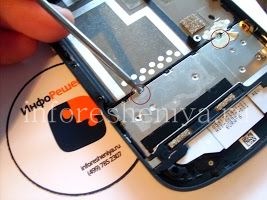 Разборка и ремонт BlackBerry Q10: снятие клавиатуры