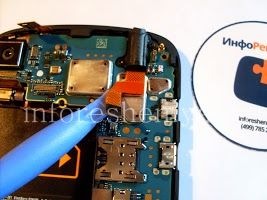 Разборка и ремонт BlackBerry Q10: отсоединение коннекторов, демонтаж материнской платы