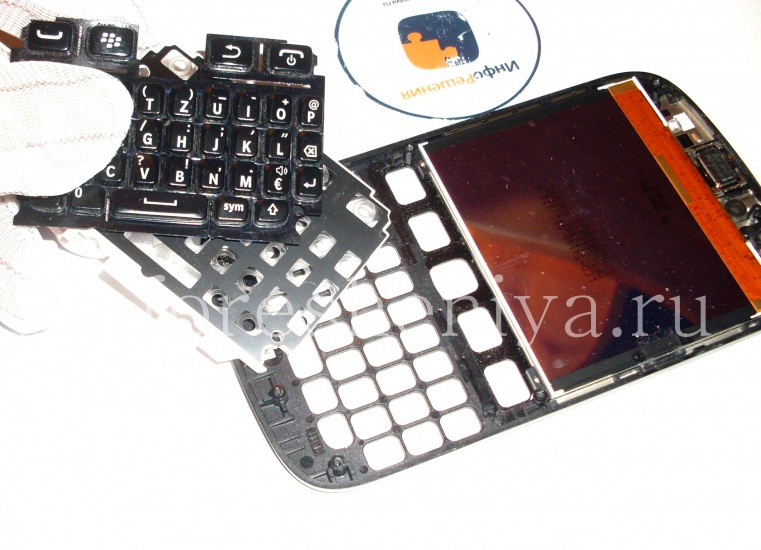 Инструкция по разборке BlackBerry 9720: Ободок в сборке с экраном. Снимите с него клавиатуру