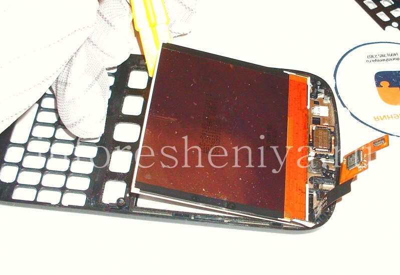 Инструкция по разборке BlackBerry 9720: Чтобы снять экран смартфона 9720, воспользуйтесь пластиковым снимателем