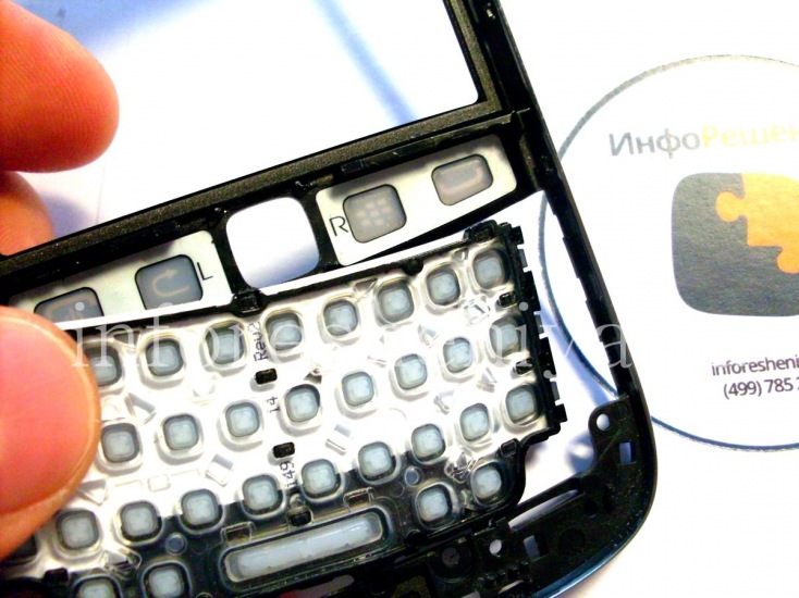 Инструкция по разборке BlackBerry 9790 Bold: Отделить клавиатуру от ободка несложно