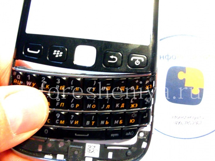 Инструкция по разборке BlackBerry 9790 Bold: Для этого просто слегка надавите на нее