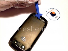 Инструкция по разборке BlackBerry 9860 9850 Torch: Снимите заднюю крышку, нажав на клипсу