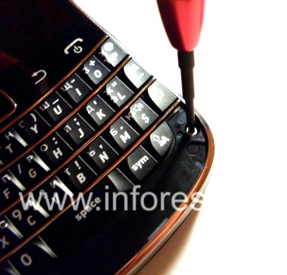 Инструкция по разборке BlackBerry 9900/9930 Bold _Disassembly_Take Apart: Под u-cover — два винта T5, открутите их.