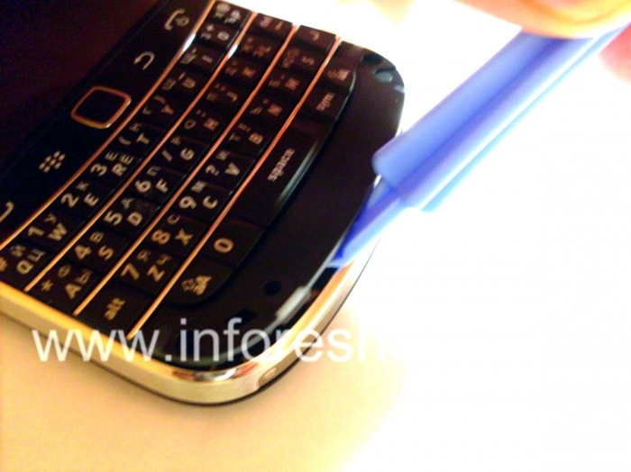 Инструкция по разборке BlackBerry 9900/9930 Bold _Disassembly_Take Apart: Подцепите клавиатуру и последовательно приподнимайте ее