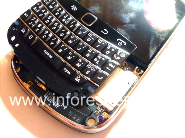 Инструкция по разборке BlackBerry 9900/9930 Bold _Disassembly_Take Apart: Будьте внимательны, клавиатура подключена при помощи шлейфа, который можно порвать.