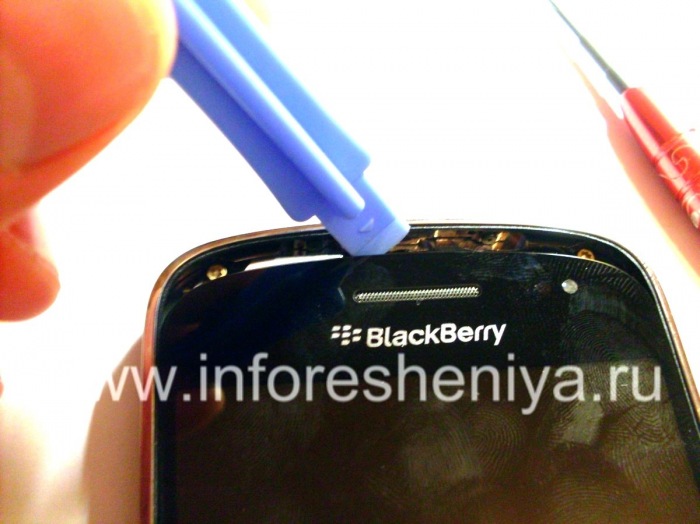 Инструкция по разборке BlackBerry 9900/9930 Bold _Disassembly_Take Apart: Теперь экран BlackBerry 9900 можно сдвинуть книзу, и вы увидите еще два винта T5.