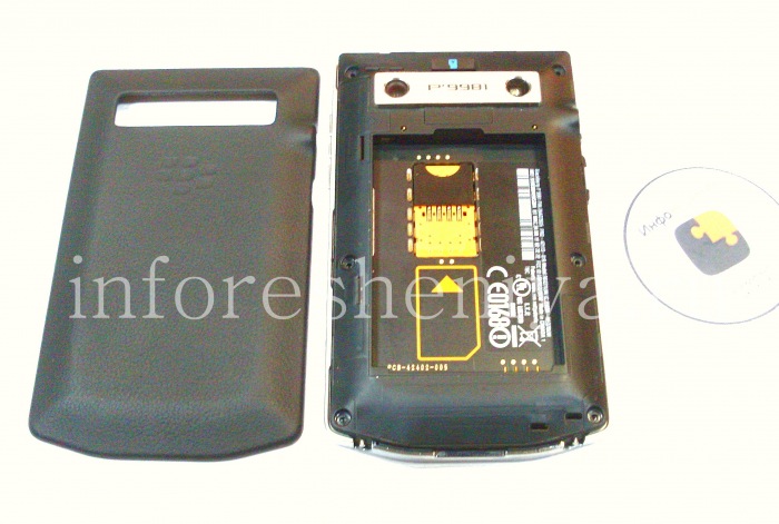 Инструкция по разборке BlackBerry P'9981 Porsche Design _Disassembly_Take Apart: Снимите крышку аккумулятора. Она на клипсах