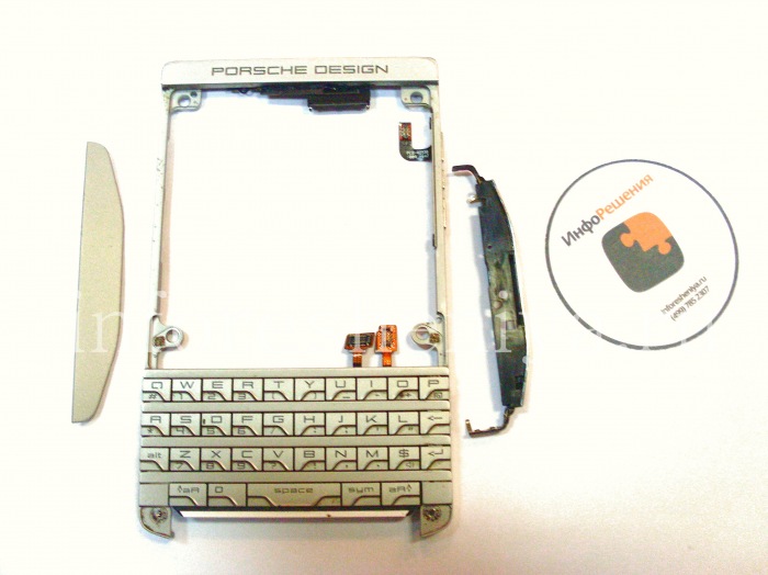 Инструкция по разборке BlackBerry P'9981 Porsche Design _Disassembly_Take Apart: Следующий этап — снять основную клавиатуру