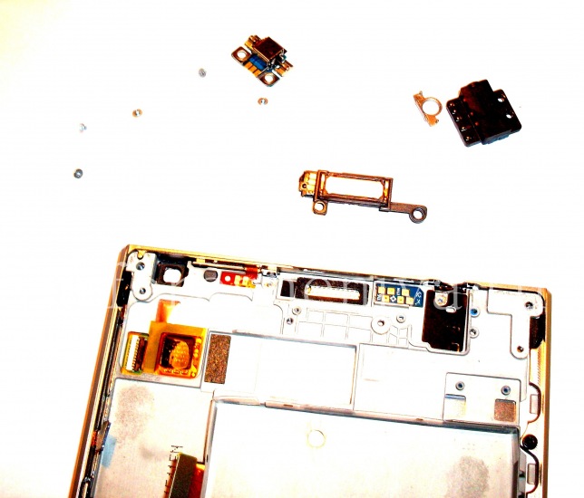 BlackBerry Passport Silver Edition Disassembly instructions: Tear down is in progress..