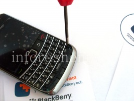 Разборка и ремонт BlackBerry 9700/9780 — Откручиваем винты под U-cover'ом