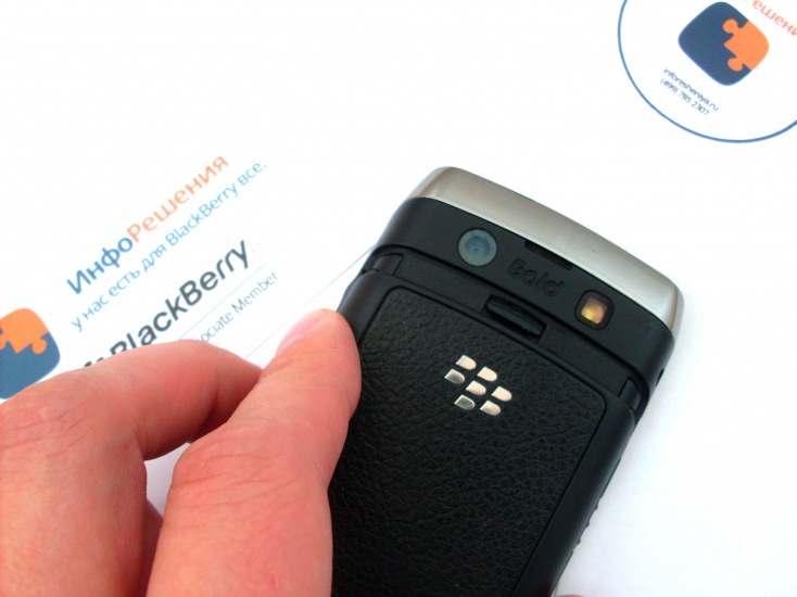 Разборка BlackBerry 9700/ 9780: Начнем разборку BlackBerry 9780 с того, что снимем заднюю крышку.