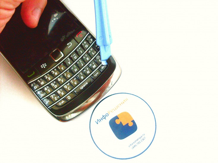 Разборка BlackBerry 9700/ 9780: Инструментом Pry Tool снимите U-cover.
