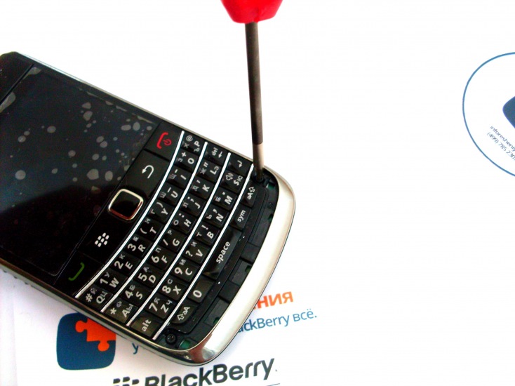 Разборка BlackBerry 9700/ 9780: И открутите два винта T5 под ним.