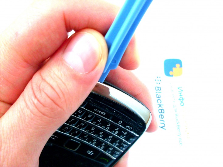 Разборка BlackBerry 9700/ 9780: При помощи пластикового снимателя открепите нижнюю часть ободка.