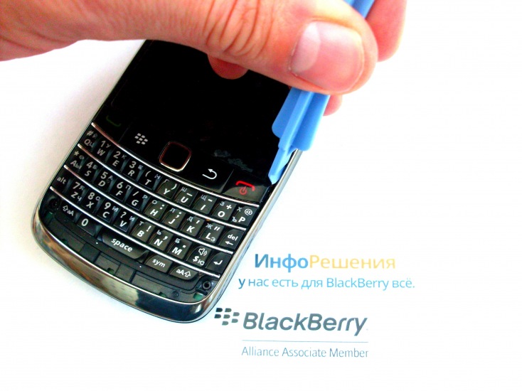 Разборка BlackBerry 9700/ 9780: Сделайте то же для боковых частей.