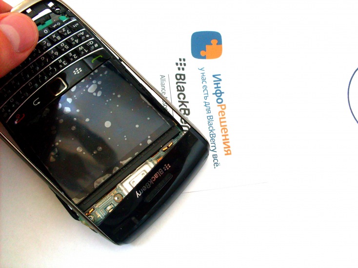 Разборка BlackBerry 9700/ 9780: Теперь ободок можно извлечь — сдвиньте его кверху.
