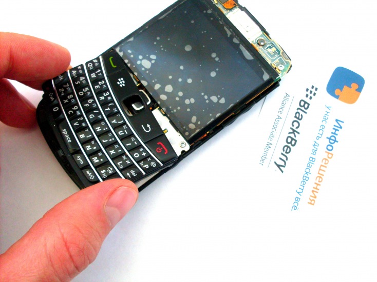 Разборка BlackBerry 9700/ 9780: Клавиатура у BlackBerry 9700/ 9780 снимается просто.