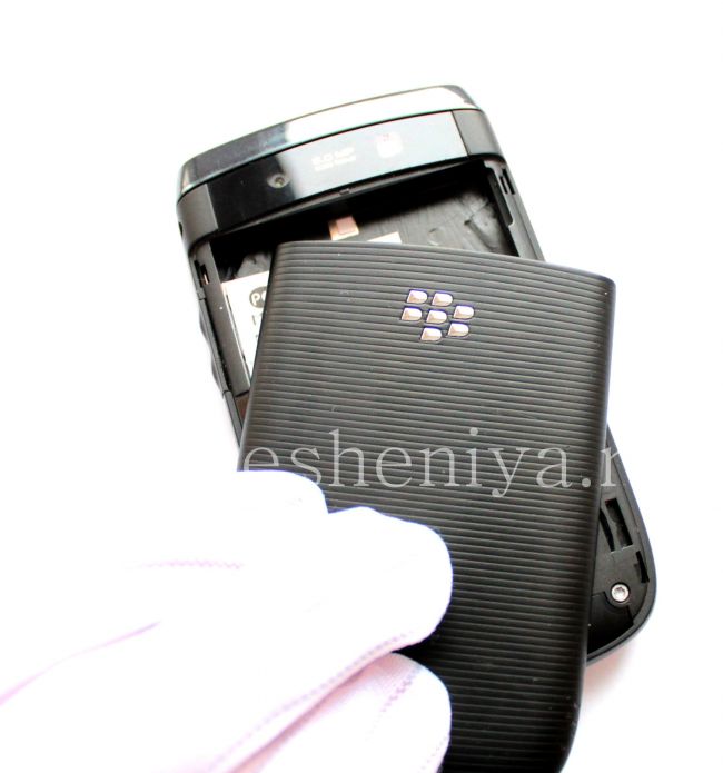 Разборка BlackBerry 9800/ 9810 Torch / BlackBerry 9800/ 9810 Torch Take Apart (Disassembly, Teardown): Take the battery cover off. / Снимите заднюю крышку.