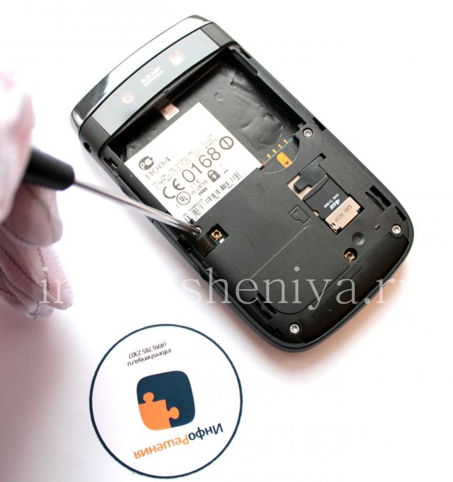 BlackBerry 9800/9810 Torch Take Apart (Disassembly, Teardown): Screwdriver T6 will help you with this part, turn off four screws.