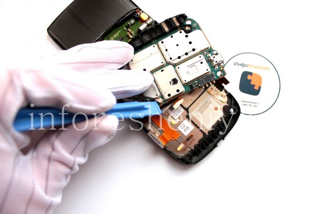 Разборка BlackBerry 9800/ 9810 Torch / BlackBerry 9800/ 9810 Torch Take Apart (Disassembly, Teardown): There is another connector from other side of the motherboard. / И вот почему — на другой стороне есть еще один коннектор.
