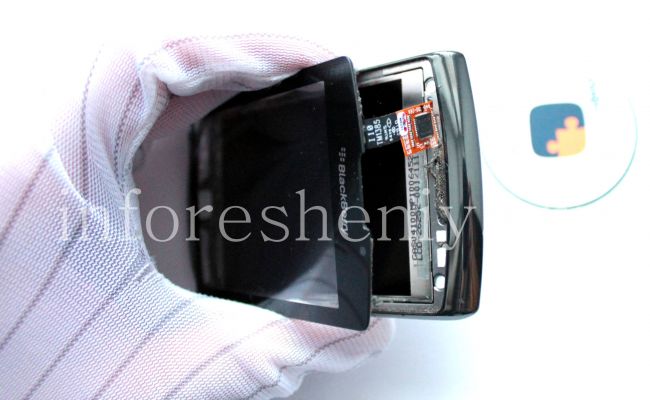 Разборка BlackBerry 9800/ 9810 Torch / BlackBerry 9800/ 9810 Torch Take Apart (Disassembly, Teardown): Now take off the touchscreen carefully. / Теперь аккуратно снимите тачскрин.