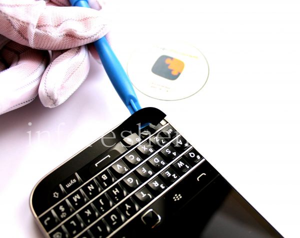 BlackBerry Classic Take Apart (Disassembly, Teardown): Take plastic pry tool and, starting from one side, remove the U-cover.