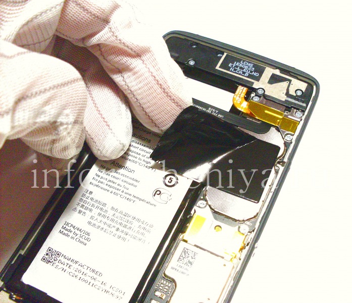 Разборка BlackBerry DTEK50: Снимите защитную пленку с аккумулятора.