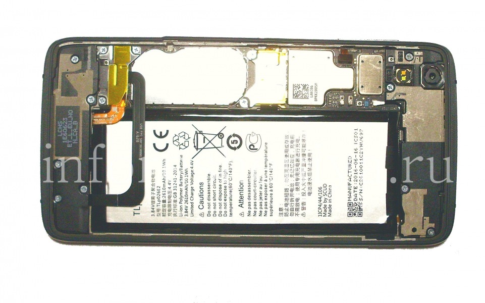 Разборка BlackBerry DTEK50: Вот, что мы имеем: корпус BlackBerry DTEK50, в котором установлены верхняя и нижняя панель динамиков, аккумулятор, материнская плата