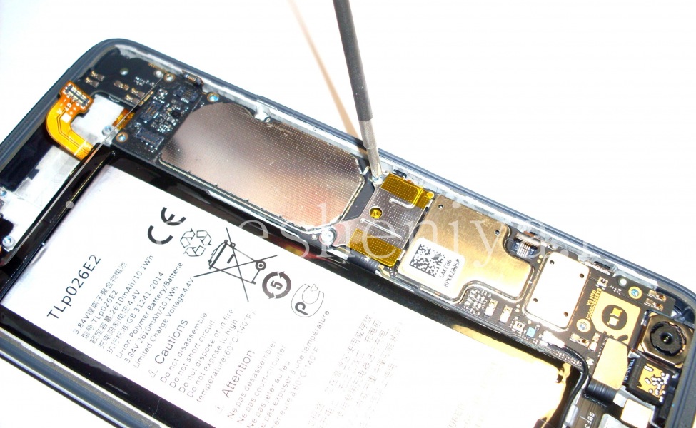 BlackBerry DTEK50 Disassembly and Teardown: Remove the top cover bracket: two screws of type ⊕.