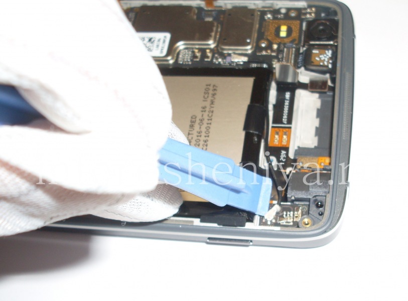 BlackBerry DTEK50 Disassembly and Teardown: The same action for the connecting cable from the antenna chip..