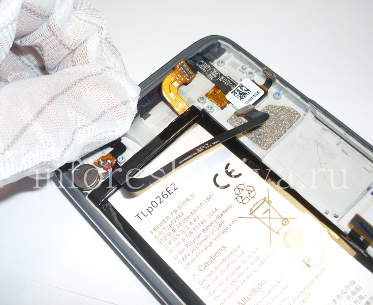 Разборка BlackBerry DTEK50: Чтобы снять аккумулятор, потяните за черные полоски сверху (2 штуки) и снизу (1 штука, на фото). Следом вы вытяните клей.