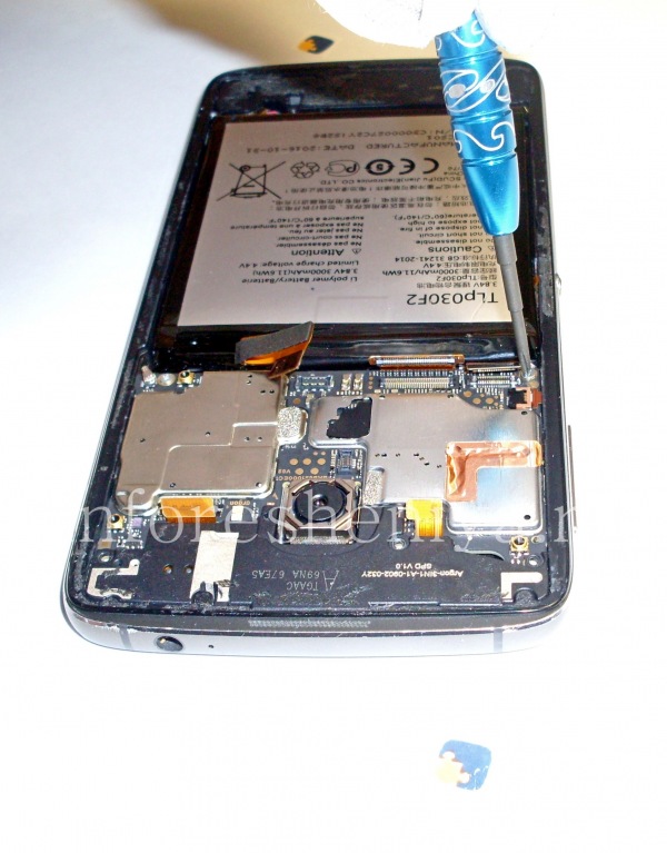 BlackBerry DTEK60 Teardown: Screwing..