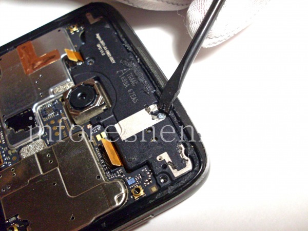 BlackBerry DTEK60 Teardown: Please note there are also hidden screws. That's how to raise the plastic bezel.