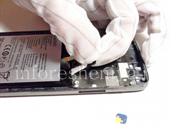 BlackBerry DTEK60 Teardown: To remove the battery, pull on the adhesive. Gently pull it out.