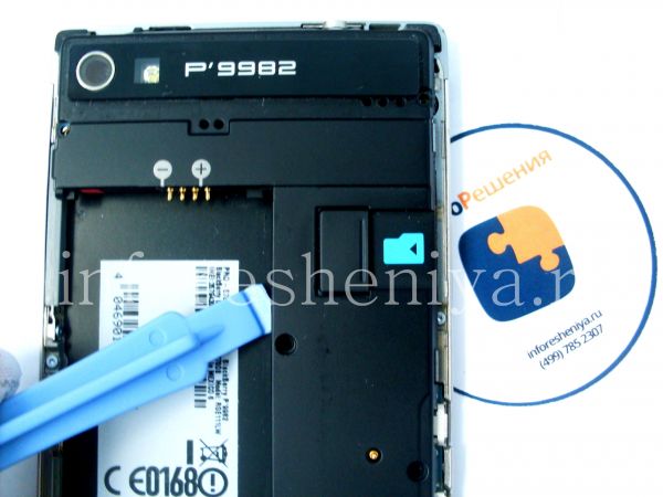 BlackBerry P'9982 Porsche Design disassembly: Using Pry tool take off the middle cover.