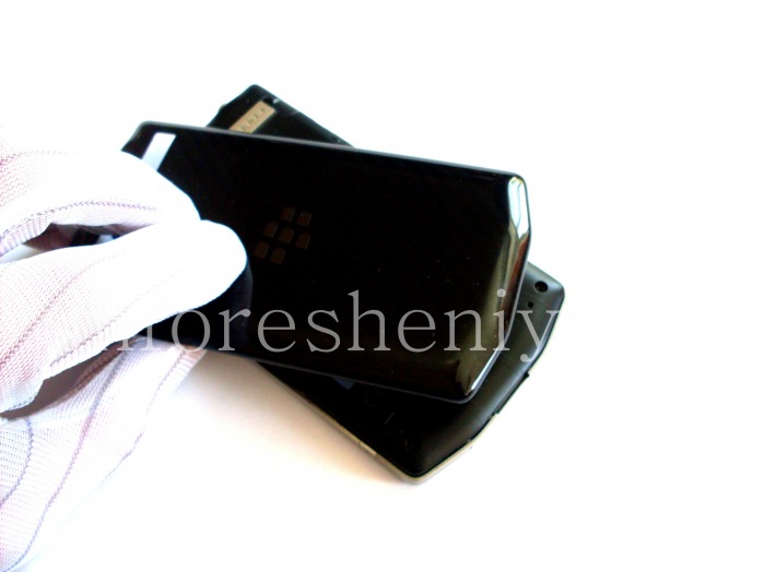 Разборка BlackBerry P'9983 Porsche Design: Снимите заднюю крышку, это довольно просто.