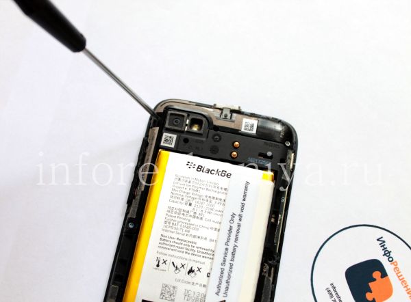 BlackBerry Q5 Take Apart (Disassembly): Take the T5 screwdriver in your hands, turn out 6 screws around the middle part.