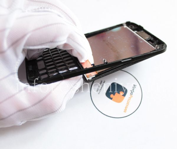 Разборка BlackBerry Q5 / BlackBerry Q5 Take Apart (Disassembly): Take the LCD+touchscreen off the bezel. / Снимите с ободка сборку экрана с тачскрином.