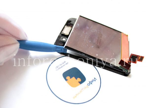 BlackBerry Q5 Take Apart (Disassembly): Next you can separate LCD and touchscreen.