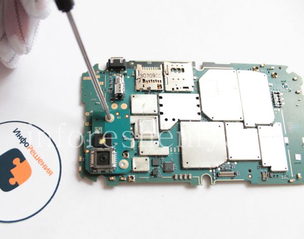 BlackBerry Q5 Take Apart (Disassembly): To take cameras out, use T5 screwdriver.