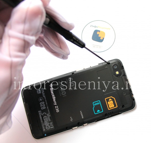 BlackBerry Z30 Take Apart (Disassembly, Teardown): Take T5 screwdriver in your hands and begin to do the work.