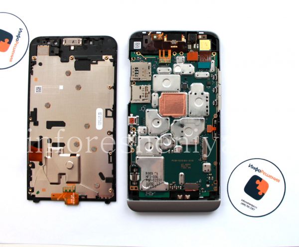 BlackBerry Z30 Take Apart (Disassembly, Teardown): Now the screen and the other part of BlackBerry Z30 are separated.