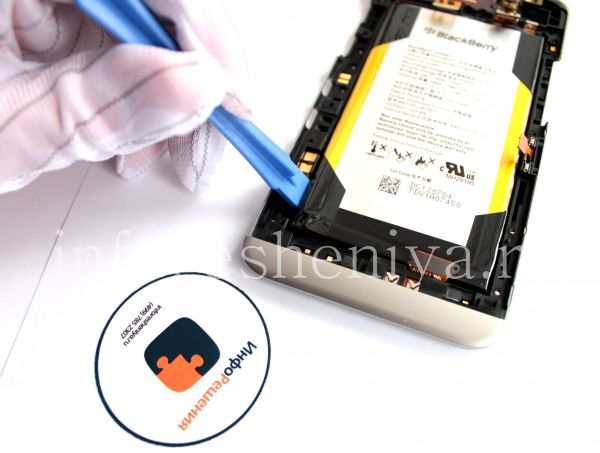 BlackBerry Z30 Take Apart (Disassembly, Teardown): And the hardest part of BlackBerry Z30's teardown. You need to pry off the battery. It is glued to the middlepart.