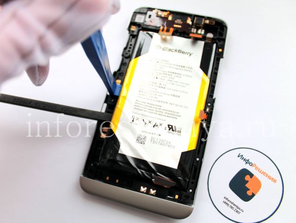 BlackBerry Z30 Take Apart (Disassembly, Teardown): Use only plastic tools to avoid damage. You can also warm the glue by hair dryer.