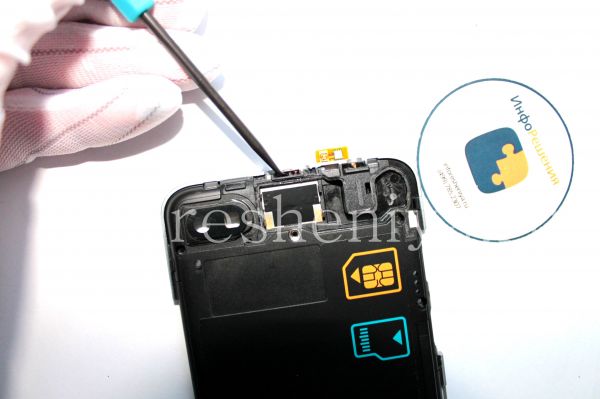 BlackBerry Z30 Take Apart (Disassembly, Teardown): Now you should pry the top button. Do it gently.
