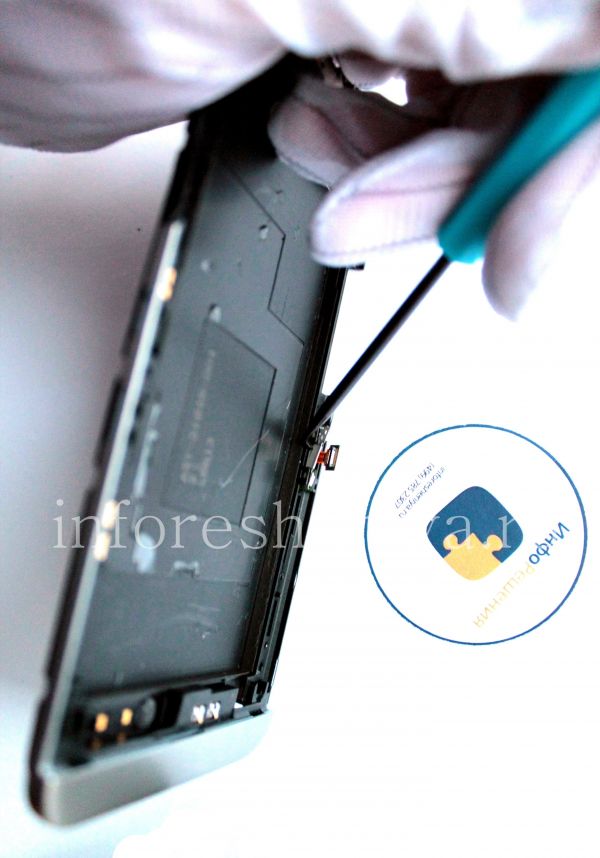 BlackBerry Z30 Take Apart (Disassembly, Teardown): To take off the microphones PCB, pry it gently.